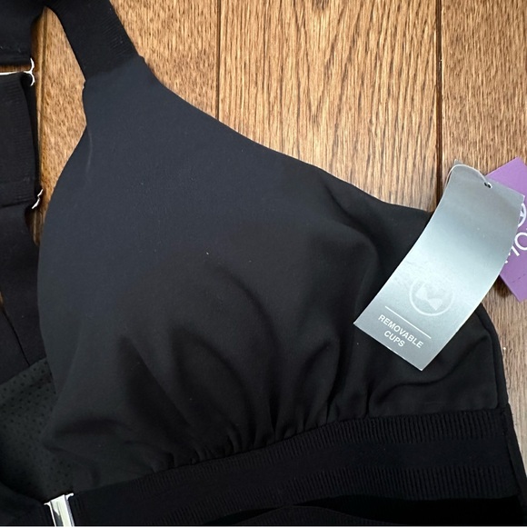 Athletic buckle front bralette - Picture 9 of 9